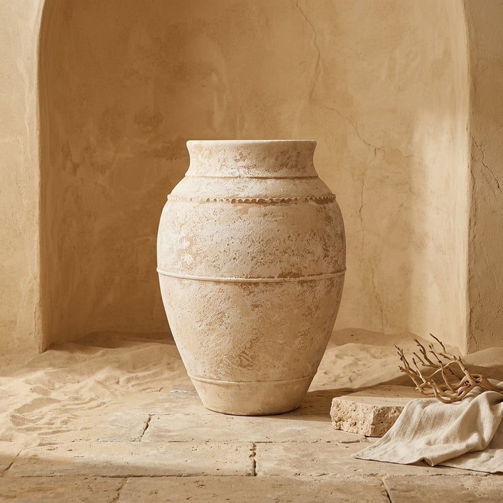 Vaso terracota artesanal LAMOUR M feito à mão Portugal. ORGANIC DECOR; Design de interiores; Decoração sustentável; Decoração orgânica; decoração e design biofílico; Decoração minimalista, wabi-sabi, rústica, mediterrânico e farmehouse. 