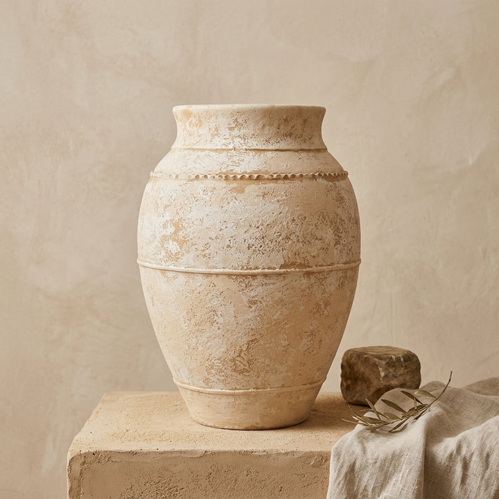 Vaso terracota artesanal LAMOUR M feito à mão Portugal. ORGANIC DECOR; Design de interiores; Decoração sustentável; Decoração orgânica; decoração e design biofílico; Decoração minimalista, wabi-sabi, rústica, mediterrânico e farmehouse. 