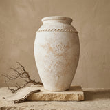 Vaso terracota artesanal Tamar G feito à mão Portugal. Design biofílico; Decoração sustentável; Decoração estilo wabi-sabi, minimalista, rústico, mediterrânico, Japandi e farmehouse. Decoração de interiores; 