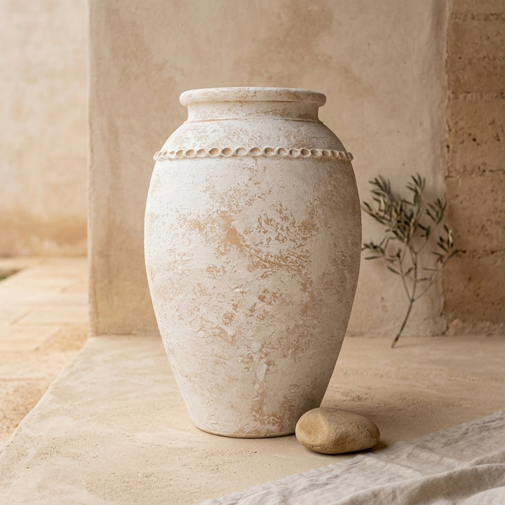Vaso terracota artesanal Tamar G feito à mão Portugal. Design biofílico; Decoração sustentável; Decoração estilo wabi-sabi, minimalista, rústico, mediterrânico, Japandi e farmehouse. Decoração de interiores; 