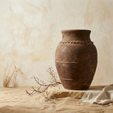 Vaso terracota artesanal RÚSTICO S feito à mão em Portugal. Estilos minimalista, rústico, mediterrânico, Japandi,  wabi-sabi e farmehouse. Decoração de interiores;  design biofílico;