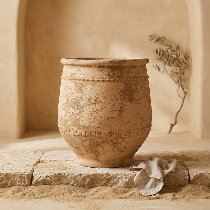 Vaso terracota artesanal Alba J feito à mão Portugal. Estilo marroquino; ORGANIC DECOR;  Estilo Mediterrânico; Decoração Wabi-sabi, minimalista, rústico, farmhouse e moderno. Design de interiores; design biofílico; decoração sustentável. MEDITERRANEAN STYLE;