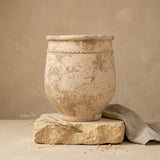 Vaso terracota artesanal Alba J feito à mão Portugal. Estilo marroquino; ORGANIC DECOR;  Estilo Mediterrânico; Decoração Wabi-sabi, minimalista, rústico, farmhouse e moderno. Design de interiores; design biofílico; decoração sustentável. MEDITERRANEAN STYLE;