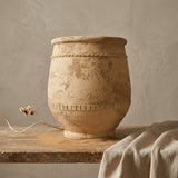 Vaso terracota artesanal Alba J feito à mão Portugal. Estilo marroquino; ORGANIC DECOR;  Estilo Mediterrânico; Decoração Wabi-sabi, minimalista, rústico, farmhouse e moderno. Design de interiores; design biofílico; decoração sustentável. MEDITERRANEAN STYLE;