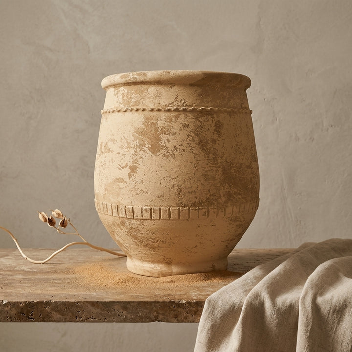 Vaso terracota artesanal Alba J feito à mão Portugal. Estilo marroquino; ORGANIC DECOR;  Estilo Mediterrânico; Decoração Wabi-sabi, minimalista, rústico, farmhouse e moderno. Design de interiores; design biofílico; decoração sustentável. MEDITERRANEAN STYLE;