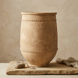 Vaso terracota artesanal Alba I feito à mão Portugal. Estilo marroquino; Estilo Mediterrânico; Decoração Wabi-sabi, minimalista, rústico, farmhouse e moderno. ORGANIC DECOR; MEDITERRANEAN STYLE; Design de interiores; design biofílico; decoração sustentável.