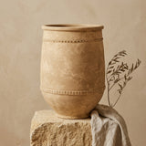Vaso terracota artesanal Alba I feito à mão Portugal. Estilo marroquino; Estilo Mediterrânico; Decoração Wabi-sabi, minimalista, rústico, farmhouse e moderno. ORGANIC DECOR; MEDITERRANEAN STYLE; Design de interiores; design biofílico; decoração sustentável.