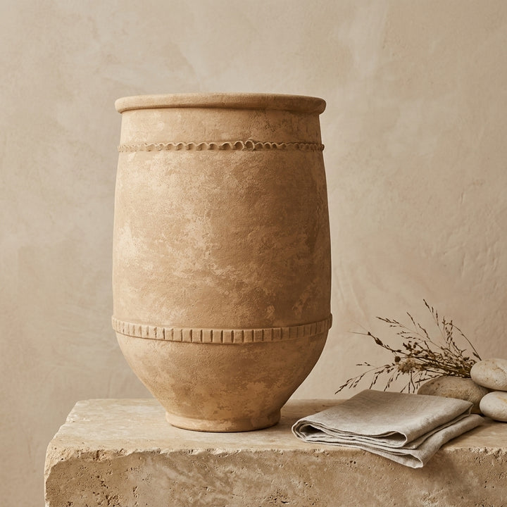 Vaso terracota artesanal Alba I feito à mão Portugal. Estilo marroquino; Estilo Mediterrânico; Decoração Wabi-sabi, minimalista, rústico, farmhouse e moderno. ORGANIC DECOR; MEDITERRANEAN STYLE; Design de interiores; design biofílico; decoração sustentável.