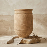 Vaso terracota artesanal Alba I feito à mão Portugal. Estilo marroquino; Estilo Mediterrânico; Decoração Wabi-sabi, minimalista, rústico, farmhouse e moderno. ORGANIC DECOR; MEDITERRANEAN STYLE; Design de interiores; design biofílico; decoração sustentável.