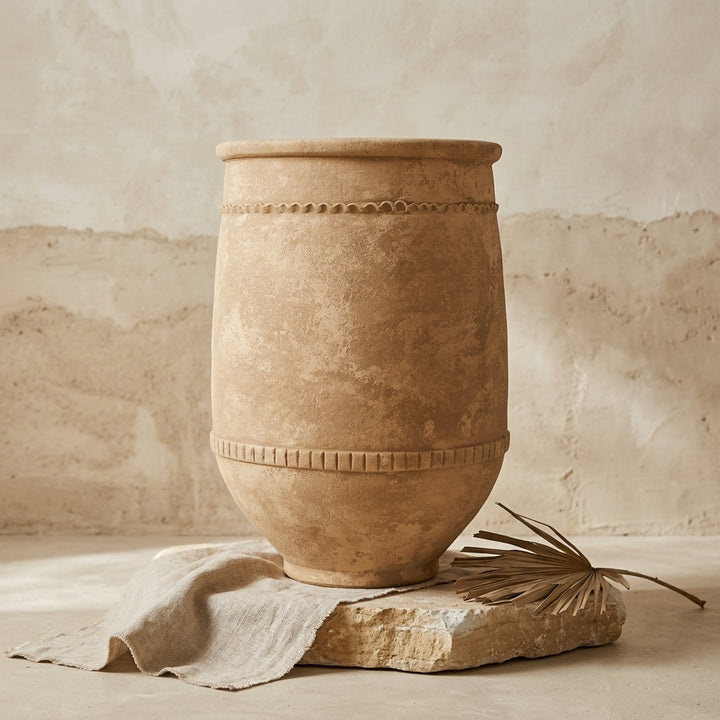 Vaso terracota artesanal Alba I feito à mão Portugal. Estilo marroquino; Estilo Mediterrânico; Decoração Wabi-sabi, minimalista, rústico, farmhouse e moderno. ORGANIC DECOR; MEDITERRANEAN STYLE; Design de interiores; design biofílico; decoração sustentável.