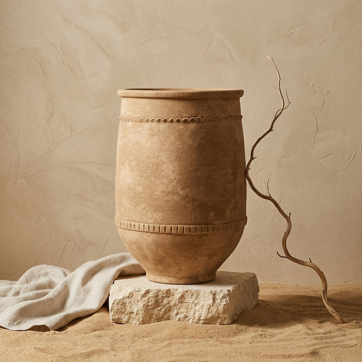 Vaso terracota artesanal Alba I feito à mão Portugal. Estilo marroquino; Estilo Mediterrânico; Decoração Wabi-sabi, minimalista, rústico, farmhouse e moderno. ORGANIC DECOR; MEDITERRANEAN STYLE; Design de interiores; design biofílico; decoração sustentável.