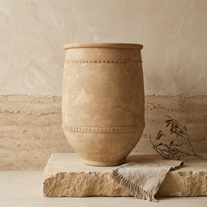 Vaso terracota artesanal Alba I feito à mão Portugal. Estilo marroquino; Estilo Mediterrânico; Decoração Wabi-sabi, minimalista, rústico, farmhouse e moderno. ORGANIC DECOR; MEDITERRANEAN STYLE; Design de interiores; design biofílico; decoração sustentável.