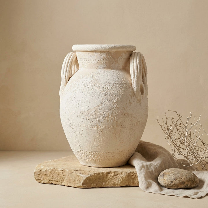 Vaso terracota artesanal Poteh A feito à mão Portugal. Mediterranen House Style; Decoração orgânica; Decoração natural e sustentável nos estilos Japandi, minimalista, rústico, farmhouse e moderno e wabi-sabi. Design de interiores; design biofílico;