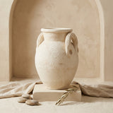 Vaso terracota artesanal Poteh A feito à mão Portugal. Mediterranen House Style; Decoração orgânica; Decoração natural e sustentável nos estilos Japandi, minimalista, rústico, farmhouse e moderno e wabi-sabi. Design de interiores; design biofílico;