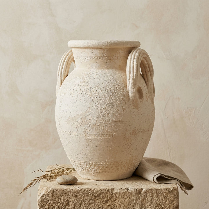 Vaso terracota artesanal Poteh A feito à mão Portugal. Mediterranen House Style; Decoração orgânica; Decoração natural e sustentável nos estilos Japandi, minimalista, rústico, farmhouse e moderno e wabi-sabi. Design de interiores; design biofílico;