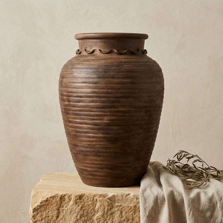 Vaso terracota artesanal RÚSTICO K feito à mão em Portugal, decoração wabi-sabi, minimalista, rústica, mediterrânica, cottagecore e farmhouse . Decoração e design de interiores; decoração e design biofílico;