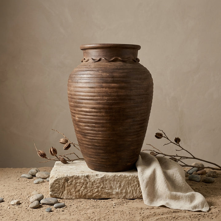 Vaso terracota artesanal RÚSTICO K feito à mão em Portugal, decoração wabi-sabi, minimalista, rústica, mediterrânica, cottagecore e farmhouse . Decoração e design de interiores; decoração e design biofílico;