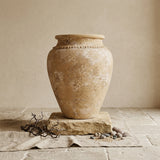 Vaso terracota artesanal Kora M,  artesanato feito em Portugal. Decoração de interiores; Design biofílico; Decoração sustentável nos estilos: Japandi, minimalista, rústico, mediterrânico, farmhouse e cottage. 