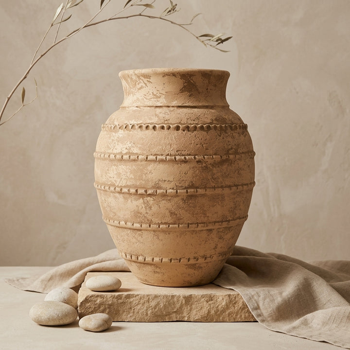 Vaso terracota artesanal LAMOUR E feito à mão Portugal. Decoração orgânica. Decoração e design de interiores; decoração e design biofílico; Decoração minimalista, wabi-sabi, rústica, mediterrânico e farmehouse. Mediterranean House Style