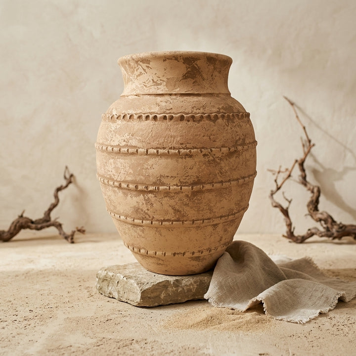 Vaso terracota artesanal LAMOUR E feito à mão Portugal. Decoração orgânica. Decoração e design de interiores; decoração e design biofílico; Decoração minimalista, wabi-sabi, rústica, mediterrânico e farmehouse. Mediterranean House Style