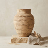 Vaso terracota artesanal LAMOUR E feito à mão Portugal. Decoração orgânica. Decoração e design de interiores; decoração e design biofílico; Decoração minimalista, wabi-sabi, rústica, mediterrânico e farmehouse. Mediterranean House Style