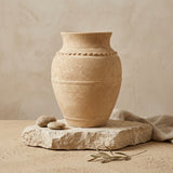 Vaso terracota artesanal LAMOUR L feito à mão Portugal. Decoração orgânica; Decoração sustentável; Design de interiores; decoração e design biofílico; Decoração minimalista, wabi-sabi, rústica, mediterrânico e farmehouse. Mediterranean House Style