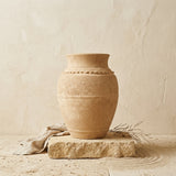 Vaso terracota artesanal LAMOUR L feito à mão Portugal. Decoração orgânica; Decoração sustentável; Design de interiores; decoração e design biofílico; Decoração minimalista, wabi-sabi, rústica, mediterrânico e farmehouse. Mediterranean House Style