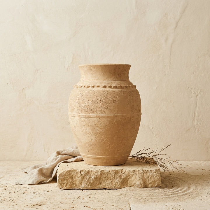 Vaso terracota artesanal LAMOUR L feito à mão Portugal. Decoração orgânica; Decoração sustentável; Design de interiores; decoração e design biofílico; Decoração minimalista, wabi-sabi, rústica, mediterrânico e farmehouse. Mediterranean House Style