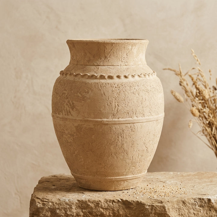 Vaso terracota artesanal LAMOUR L feito à mão Portugal. Decoração orgânica; Decoração sustentável; Design de interiores; decoração e design biofílico; Decoração minimalista, wabi-sabi, rústica, mediterrânico e farmehouse. Mediterranean House Style
