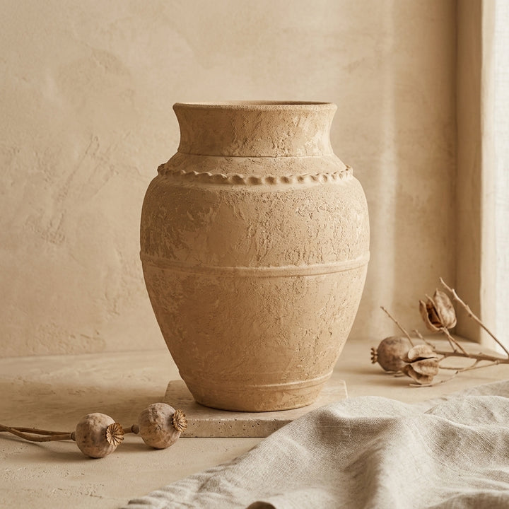 Vaso terracota artesanal LAMOUR L feito à mão Portugal. Decoração orgânica; Decoração sustentável; Design de interiores; decoração e design biofílico; Decoração minimalista, wabi-sabi, rústica, mediterrânico e farmehouse. Mediterranean House Style