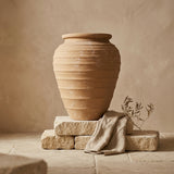 Vaso terracota artesanal Marua D, MADE IN Portugal. Decoração orgânica; Estilo wabi-sabi, minimalista, rústico, mediterrânico, moderno e outras. Decoração sustentável e design de interiores; design biofílico;