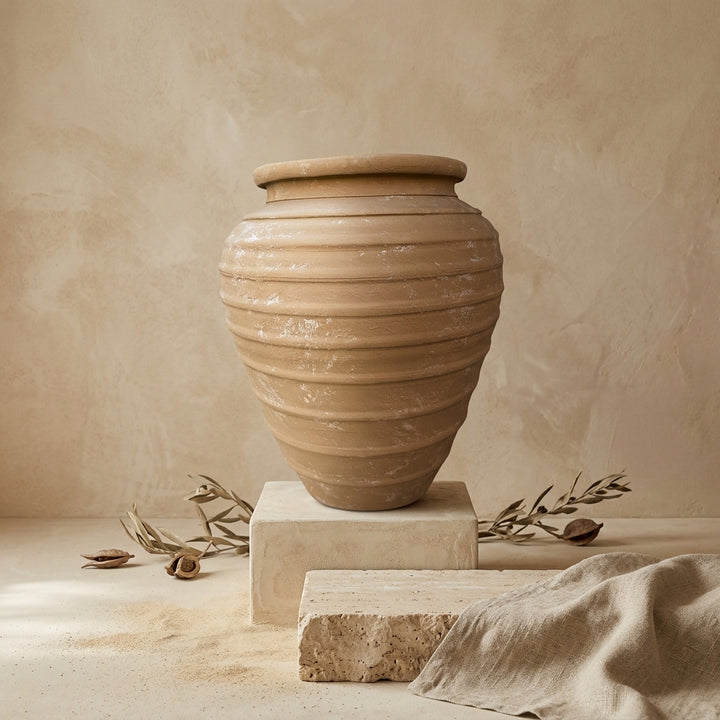 Vaso terracota artesanal Marua D, MADE IN Portugal. Decoração orgânica; Estilo wabi-sabi, minimalista, rústico, mediterrânico, moderno e outras. Decoração sustentável e design de interiores; design biofílico;