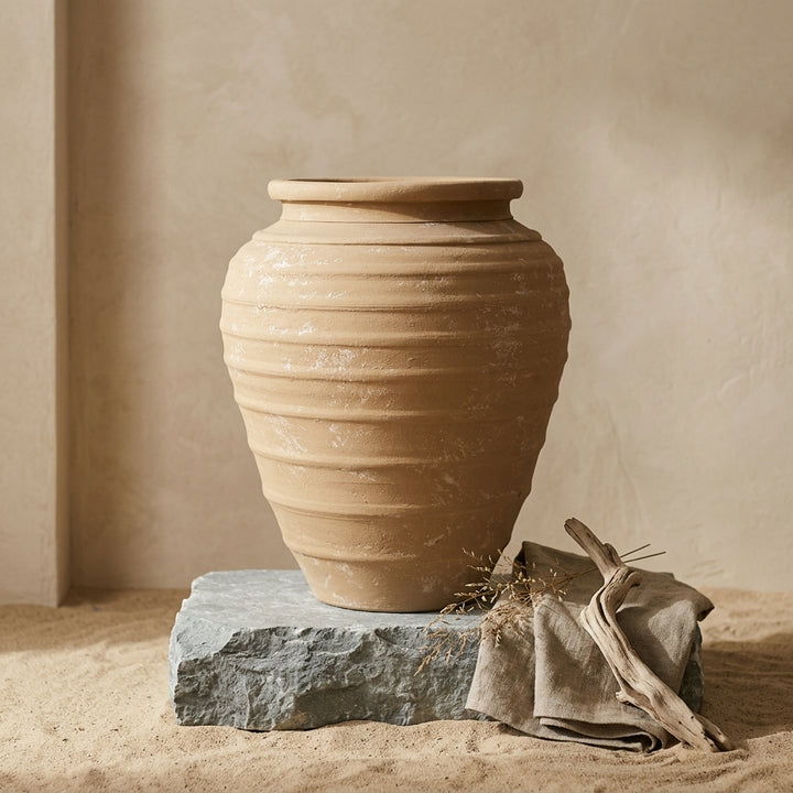 Vaso terracota artesanal Marua D, MADE IN Portugal. Decoração orgânica; Estilo wabi-sabi, minimalista, rústico, mediterrânico, moderno e outras. Decoração sustentável e design de interiores; design biofílico;
