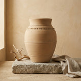 Vaso terracota artesanal LAMOUR K feito à mão Portugal. Decoração orgânica; Decoração sustentável; Design de interiores; decoração e design biofílico; Decoração minimalista, wabi-sabi, rústica, mediterrânico e farmehouse. Mediterranean House Style