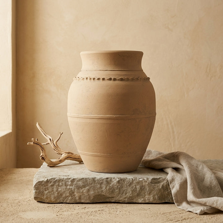 Vaso terracota artesanal LAMOUR K feito à mão Portugal. Decoração orgânica; Decoração sustentável; Design de interiores; decoração e design biofílico; Decoração minimalista, wabi-sabi, rústica, mediterrânico e farmehouse. Mediterranean House Style