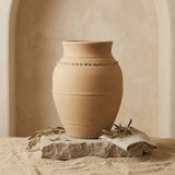 Vaso terracota artesanal LAMOUR K feito à mão Portugal. Decoração orgânica; Decoração sustentável; Design de interiores; decoração e design biofílico; Decoração minimalista, wabi-sabi, rústica, mediterrânico e farmehouse. Mediterranean House Style