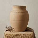 Vaso terracota artesanal LAMOUR K feito à mão Portugal. Decoração orgânica; Decoração sustentável; Design de interiores; decoração e design biofílico; Decoração minimalista, wabi-sabi, rústica, mediterrânico e farmehouse. Mediterranean House Style