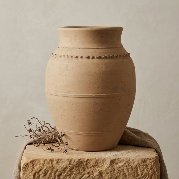 Vaso terracota artesanal LAMOUR K feito à mão Portugal. Decoração orgânica; Decoração sustentável; Design de interiores; decoração e design biofílico; Decoração minimalista, wabi-sabi, rústica, mediterrânico e farmehouse. Mediterranean House Style