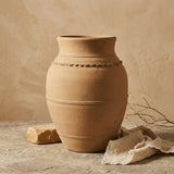 Vaso terracota artesanal LAMOUR K feito à mão Portugal. Decoração orgânica; Decoração sustentável; Design de interiores; decoração e design biofílico; Decoração minimalista, wabi-sabi, rústica, mediterrânico e farmehouse. Mediterranean House Style