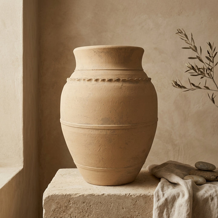 Vaso terracota artesanal LAMOUR K feito à mão Portugal. Decoração orgânica; Decoração sustentável; Design de interiores; decoração e design biofílico; Decoração minimalista, wabi-sabi, rústica, mediterrânico e farmehouse. Mediterranean House Style