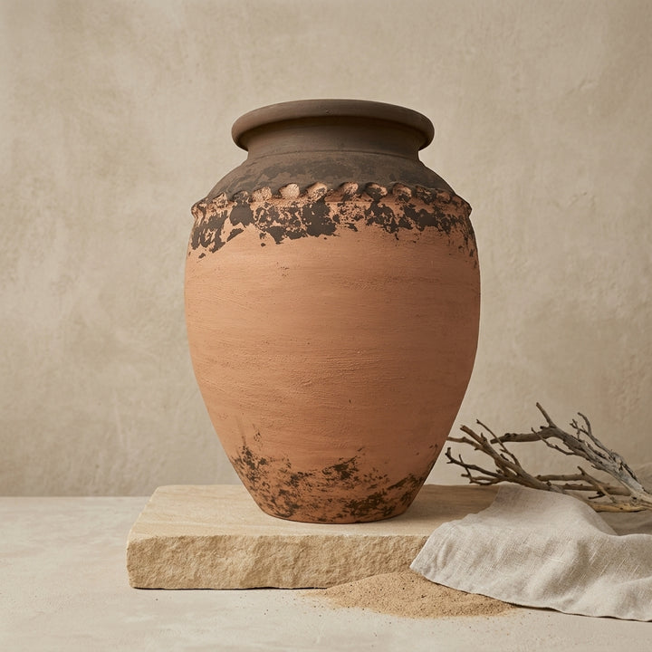 Vaso terracota artesanal  EXC 36, handmade em Portugal. Organic Decor; Design de interiores sustentável; design biofílico; Decoração orgânica; Decoração wabi-sabi, farmhouse, Japandi, minimalista, mediterrânica. Mediterranean Style;