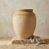 Vaso terracota artesanal Luma H, artesanalmente feito em Portugal. Decoração orgânica, decoração wabi-sabi, minimalista, rústica, mediterrânica, cottagecore e farmhouse . Decoração e design de interiores; decoração e design biofílico; organic decor; Mediterranean Style House;
