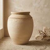 Vaso terracota artesanal Luma H, artesanalmente feito em Portugal. Decoração orgânica, decoração wabi-sabi, minimalista, rústica, mediterrânica, cottagecore e farmhouse . Decoração e design de interiores; decoração e design biofílico; organic decor; Mediterranean Style House;