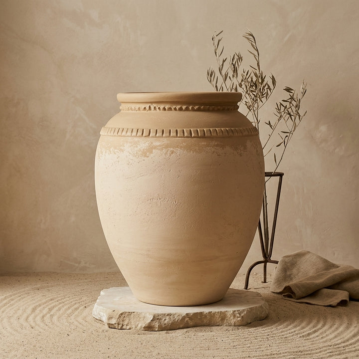 Vaso terracota artesanal Luma H, artesanalmente feito em Portugal. Decoração orgânica, decoração wabi-sabi, minimalista, rústica, mediterrânica, cottagecore e farmhouse . Decoração e design de interiores; decoração e design biofílico; organic decor; Mediterranean Style House;