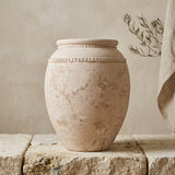 Vaso terracota artesanal Luma I, artesanalmente feito em Portugal. organic decor; Mediterranean Style House; Decoração orgânica, decoração wabi-sabi, minimalista, rústica, mediterrânica, cottagecore e farmhouse . Decoração e design de interiores; decoração e design biofílico; 