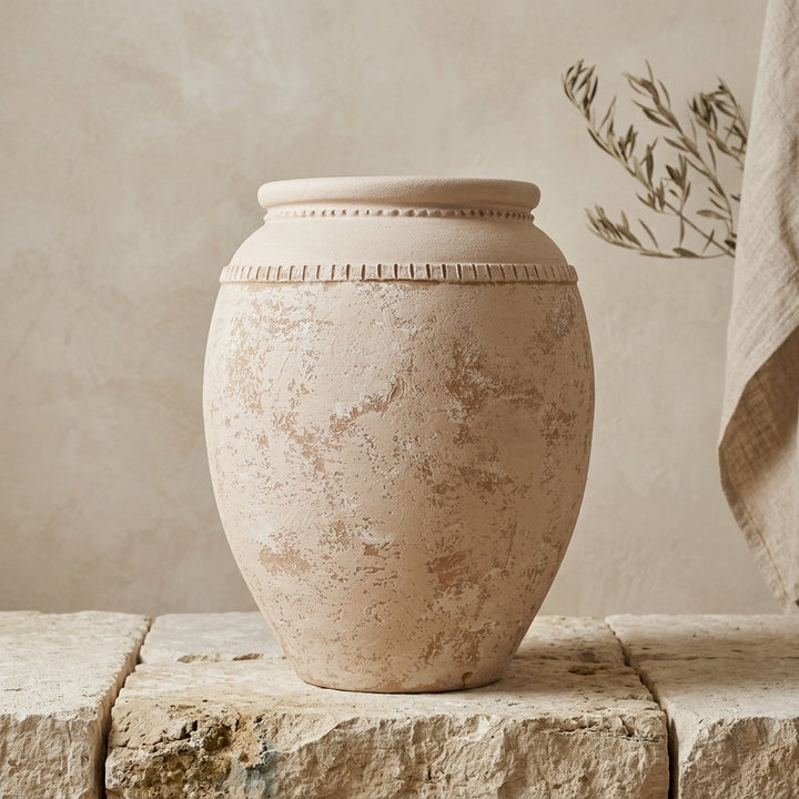 Vaso terracota artesanal Luma I, artesanalmente feito em Portugal. organic decor; Mediterranean Style House; Decoração orgânica, decoração wabi-sabi, minimalista, rústica, mediterrânica, cottagecore e farmhouse . Decoração e design de interiores; decoração e design biofílico; 