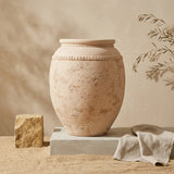 Vaso terracota artesanal Luma I, artesanalmente feito em Portugal. organic decor; Mediterranean Style House; Decoração orgânica, decoração wabi-sabi, minimalista, rústica, mediterrânica, cottagecore e farmhouse . Decoração e design de interiores; decoração e design biofílico; 