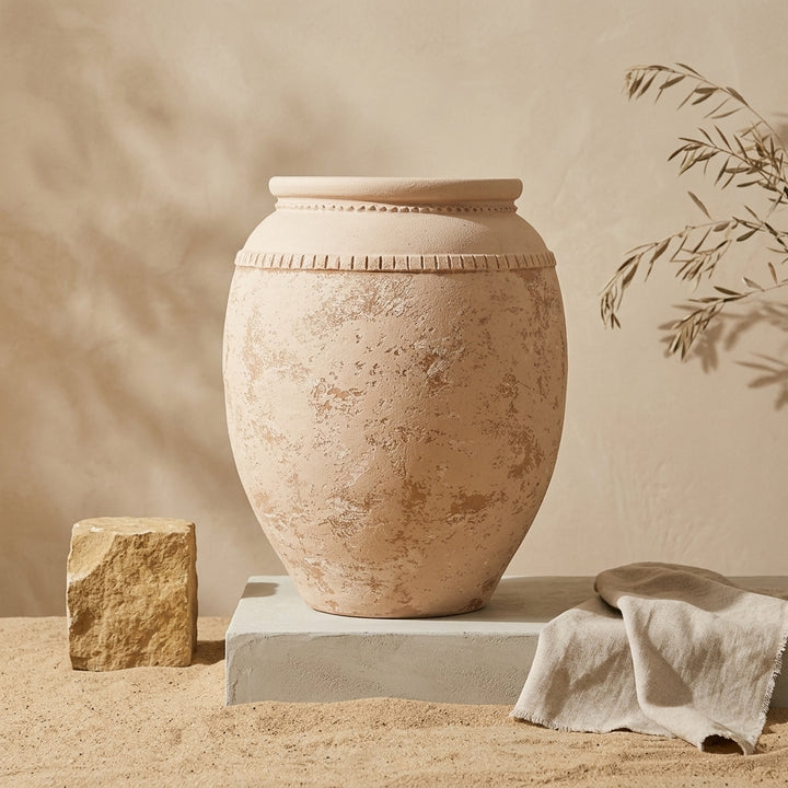 Vaso terracota artesanal Luma I, artesanalmente feito em Portugal. organic decor; Mediterranean Style House; Decoração orgânica, decoração wabi-sabi, minimalista, rústica, mediterrânica, cottagecore e farmhouse . Decoração e design de interiores; decoração e design biofílico; 