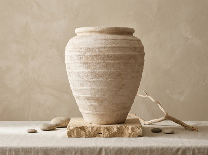 Organic Decor; Vaso terracota artesanal Marua Q, Decoração sustentável e design de interiores; design biofílico; MADE IN Portugal. Vaso de barrro grande. Decoração orgânica; Estilo wabi-sabi, minimalista, rústico, mediterrânico, moderno e outras. 