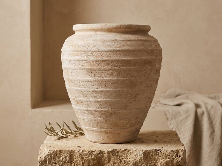 Organic Decor; Vaso terracota artesanal Marua Q, Decoração sustentável e design de interiores; design biofílico; MADE IN Portugal. Vaso de barrro grande. Decoração orgânica; Estilo wabi-sabi, minimalista, rústico, mediterrânico, moderno e outras. 